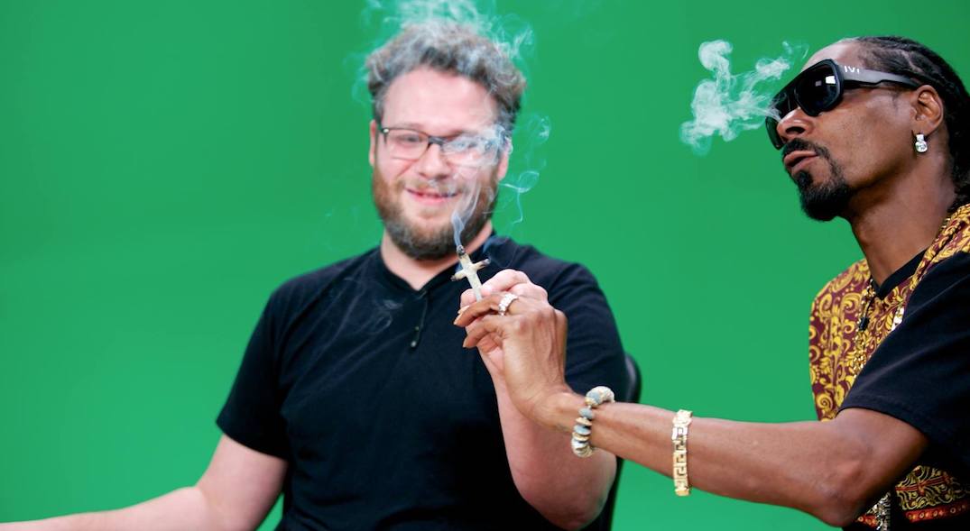 Seth Green röker en cigarett (eller weed)
