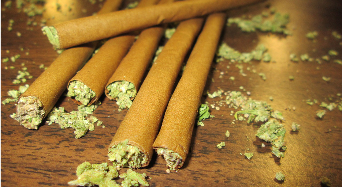 weed blunt rolled